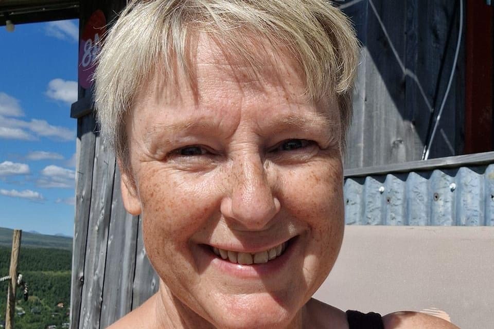 2 personer som sitter mitt emot varandra och pratar lugnt